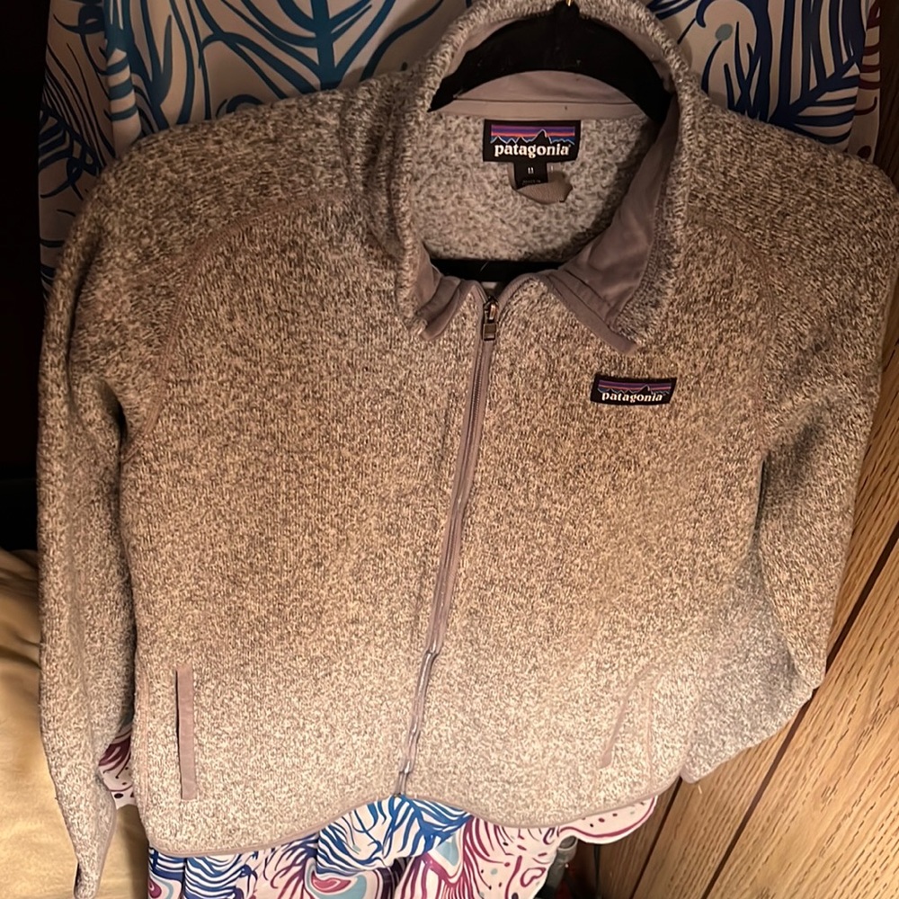 Women’s medium gray Patagonia jacket with side front pockets, great shape!